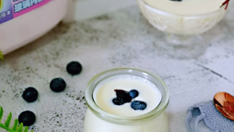 零添加蓝莓酸奶,将酸奶倒入酸奶瓶中，放入蓝莓或蓝莓酱都可以。