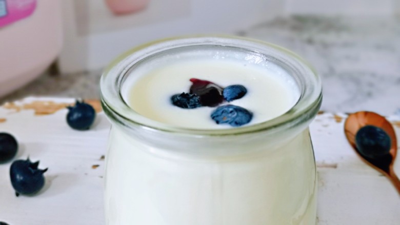 零添加蓝莓酸奶,健康，浓浓的酸奶，好喝极了。