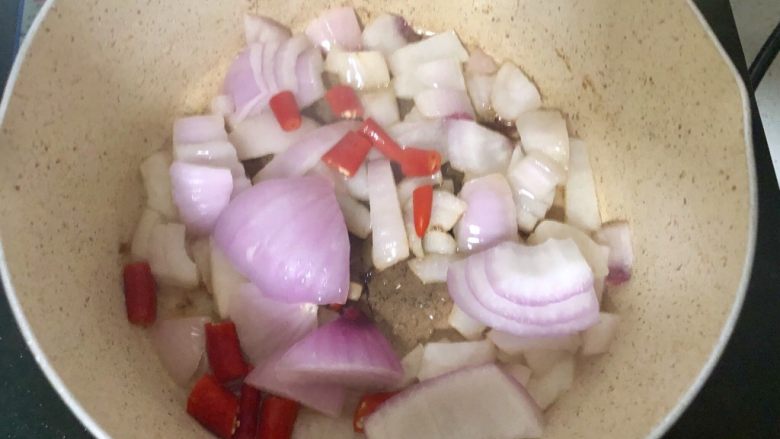 下酒鸭翅,洋葱放入锅中➕少许油炒香。加入小米椒继续炒香。