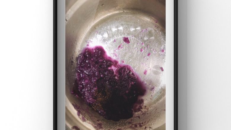 秋葵紫薯小星星,蒸好的紫薯泥加入少许温水调制粘稠不易脱落并加入猪肝粉！