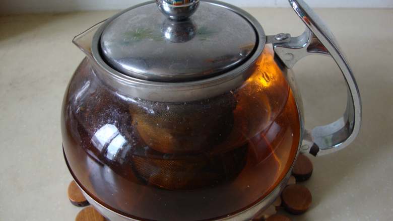 青柠绿茶冰饮,绿茶用开水冲泡，放置自然冷却