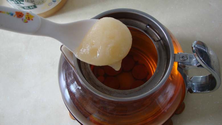 青柠绿茶冰饮,取出茶叶滤网，把茶叶倒掉不用。茶水中放入蜂蜜搅至融化