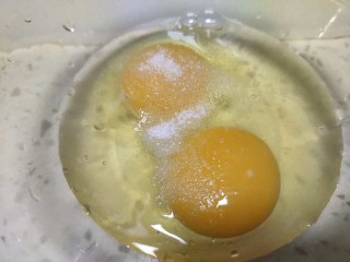 家常韭苔炒蛋,鸡蛋加盐打散