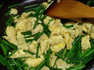 家常韭苔炒蛋,加入鸡蛋半成品翻炒出锅
