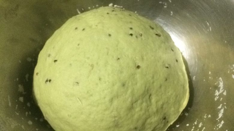 菠菜藜麦馒头卷蟹柳,再用手慢慢揉成光滑的面团，盖保鲜膜，放温暖处发酵至两倍大；