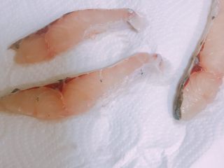 下饭一流的番茄鱼,用厨房纸把鱼片吸干