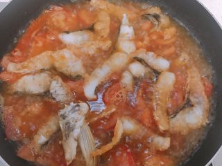 下饭一流的番茄鱼,煮开后放入鱼，盖上锅盖中小火炖20分钟