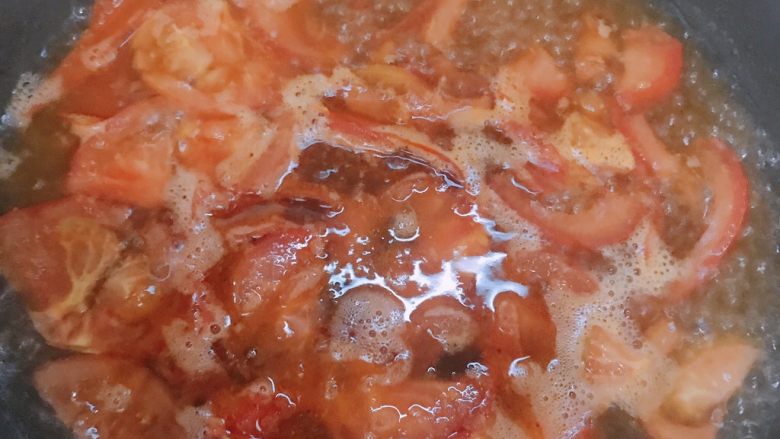 下饭一流的番茄鱼,加入适量水