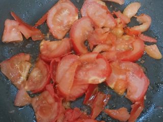 下饭一流的番茄鱼,翻炒至番茄变软