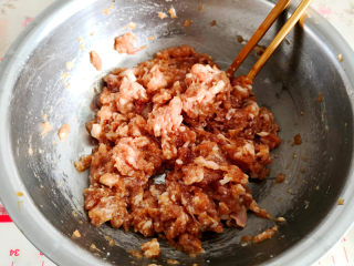 三鲜小馄饨,猪肉剁碎加入酱油用筷子朝一个方向搅拌上劲，然后把在一边慢慢入味，
