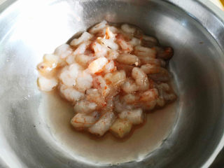 三鲜小馄饨,虾仁是之前冰箱冷冻的，所以取出来放在室温慢慢化开，如果是新鲜的虾仁这一步可以省略，
