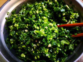 三鲜小馄饨,韭菜拌馅之前要先加一勺油拌匀，这样做防止韭菜出水，锁住鲜味儿，
