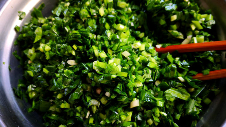 三鲜小馄饨,韭菜拌馅之前要先加一勺油拌匀，这样做防止韭菜出水，锁住鲜味儿，
