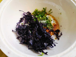 三鲜小馄饨,大碗里放上紫菜、葱花、姜末、蚝油、盐，
