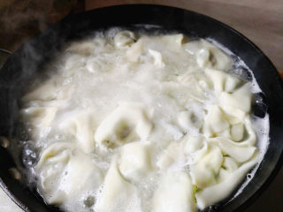 三鲜小馄饨,锅里放适量的清水，水开后把馄饨放进去煮熟捞出，

