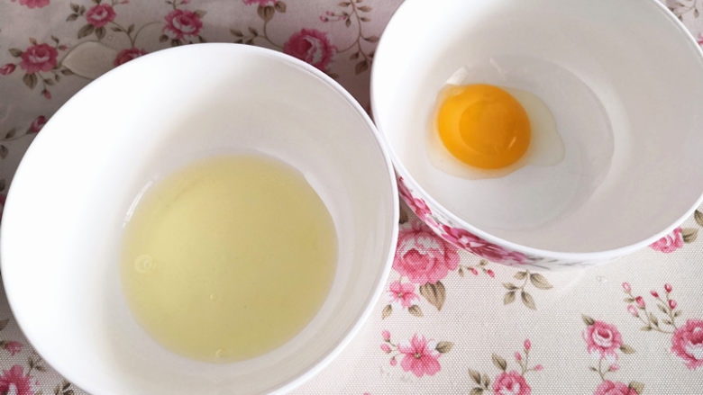 舒芙蕾松饼,蛋白与蛋黄分离，分别盛在两个无水无油的干净碗里，
