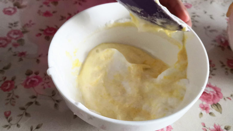 舒芙蕾松饼,取1/3的蛋白到蛋黄糊中，翻拌至其均匀，再把拌好的蛋黄糊倒回到剩下的蛋白中，同样翻拌的手法将其搅拌均匀，

