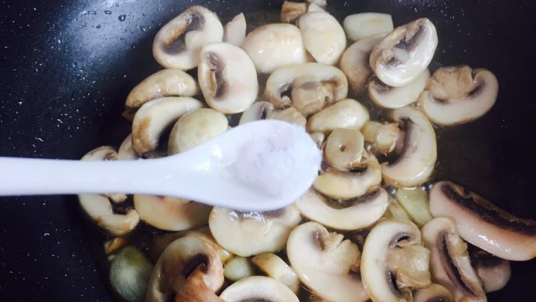 西兰花小炒口蘑,适量的盐翻炒均匀