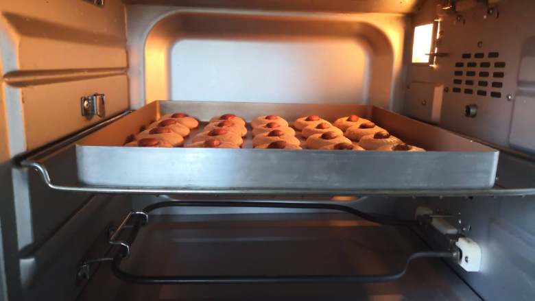  杏仁小酥饼,放入预热好的烤箱中层上火160度下火150度，烘烤25分钟