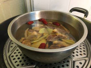 滋补鸽子汤,蒸锅放入适量水烧开，放入蒸屉，把鸽子放到蒸屉上，大火蒸10分钟，转中火蒸2个小时。