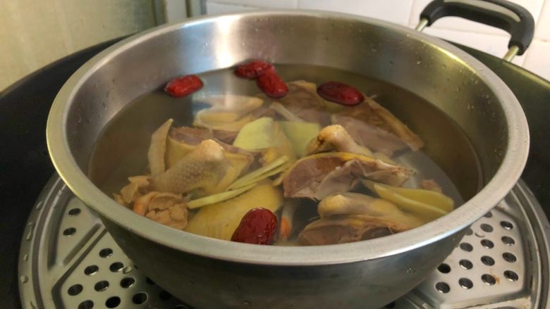 滋补鸽子汤,蒸锅放入适量水烧开，放入蒸屉，把鸽子放到蒸屉上，大火蒸10分钟，转中火蒸2个小时。