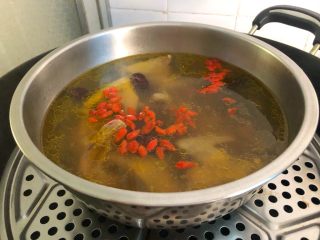 滋补鸽子汤,蒸好以后放入适量盐，再蒸10分钟，然后放入枸杞，即可出锅。