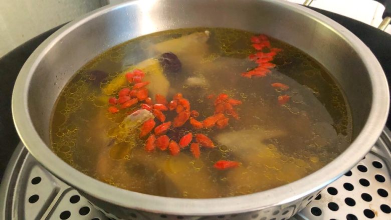 滋补鸽子汤,蒸好以后放入适量盐，再蒸10分钟，然后放入枸杞，即可出锅。