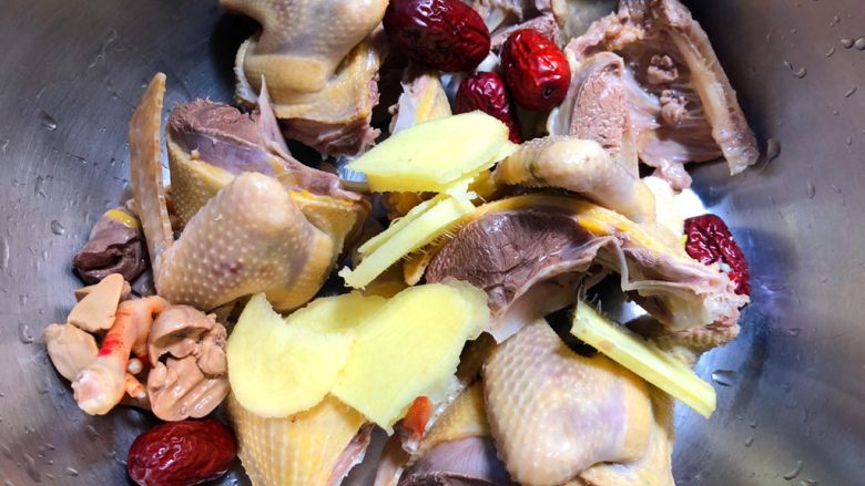 滋补鸽子汤,把洗净的鸽子放入大碗里，加入姜片和红枣。