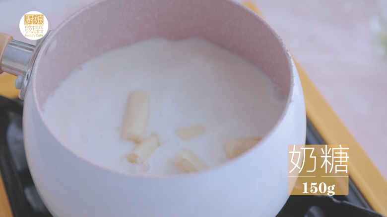 大白兔奶糖的4款甜品,开小火不断搅拌至奶糖融化，然后倒入小碗中放至冰箱冷藏备用。
