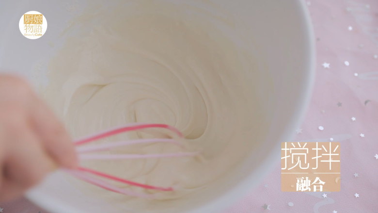 大白兔奶糖的4款甜品,再筛入50g低筋面粉、30g奶粉，搅拌均匀。