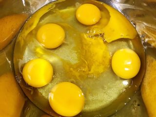 椰香黄金糕,无水无油的盆里加入鸡蛋和白糖60克