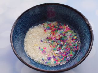 藜麦海苔五彩米饭团,把糯米和五彩米用清水洗净后，浸泡30分钟。