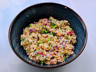 藜麦海苔五彩米饭团,把所有的食材混合后，搅拌均匀。