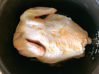 电饭锅版盐焗鸡,把鸡放电饭锅里，按煮饭键，完事闷一会