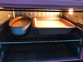 椰香黄金糕,二发完成后，放入预热好的烤箱中层上火180度，下火190度烤30到35分钟左右