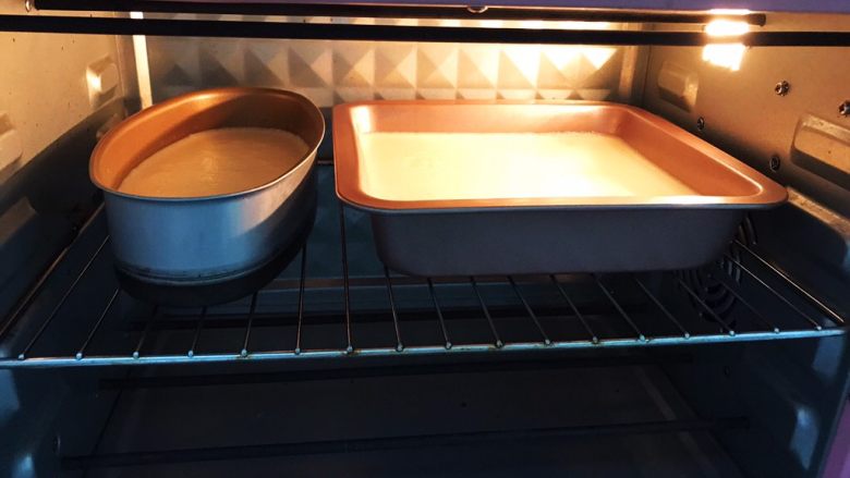 椰香黄金糕,二发完成后，放入预热好的烤箱中层上火180度，下火190度烤30到35分钟左右