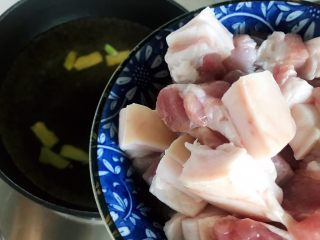 茭白土豆红烧肉（懒人高压锅版）,下猪肉