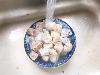 茭白土豆红烧肉（懒人高压锅版）,煮好的猪肉用流动水冲洗干净表面的浮沫