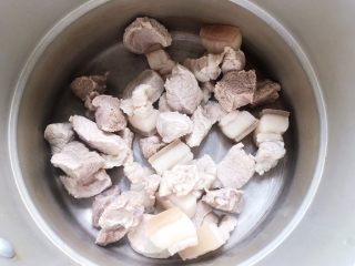茭白土豆红烧肉（懒人高压锅版）,控干水分之后放入高压锅