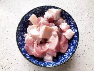 茭白土豆红烧肉（懒人高压锅版）,猪腿肉（或五花肉）洗净，切成麻将牌大小的块