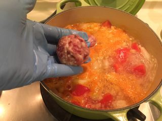 番茄洋葱肉丸子汤,放入锅里