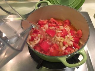 番茄洋葱肉丸子汤,加600cc的水，煮开