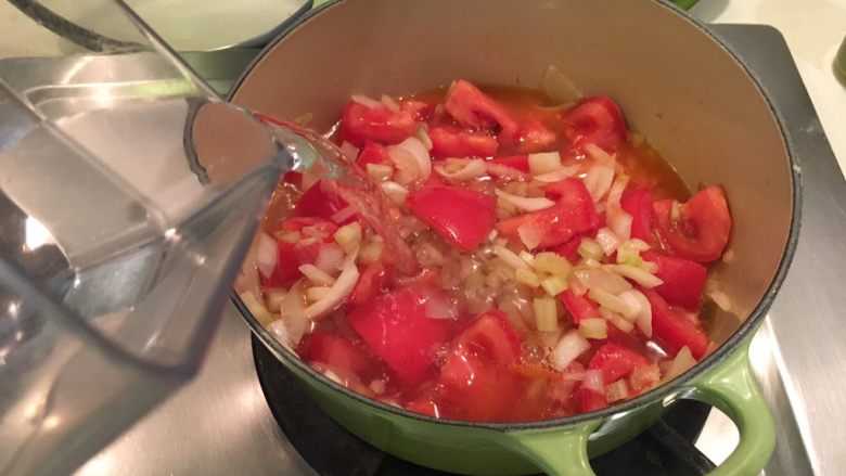 番茄洋葱肉丸子汤,加600cc的水，煮开
