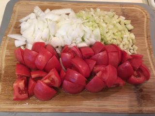 番茄洋葱肉丸子汤,番茄切小块，西洋芹、洋葱切丁，不用切太细，炖了就软了！