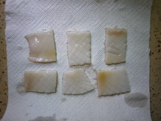 酱爆鱿鱼,然后把鱿鱼切成合适的大小，用厨房纸把多余的水分吸走。