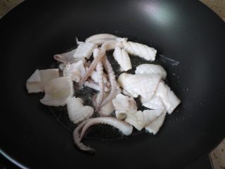 酱爆鱿鱼,锅烧热，加一些花生油，把鱿鱼倒进锅中过一下油，鱿鱼卷起来就可以了。