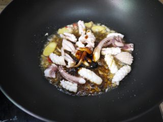 酱爆鱿鱼,然后把鱿鱼倒进锅中，依次放入料酒、生抽、蚝油和糖翻炒均匀。