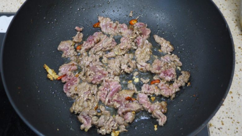 大葱炒牛肉,牛肉进锅后先不要用锅铲怼它，让它煎30秒，把牛肉的一面煎定型后再翻面煸炒。