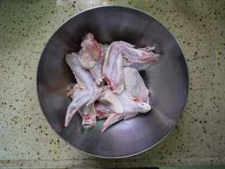 香茅烤鸡翅,鸡翅用清水清洗干净，沥干水份备用。我用的鸡全翅，所以把小鸡腿切下来了。