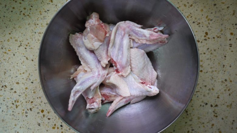 香茅烤鸡翅,<a style='color:red;display:inline-block;' href='/shicai/ 96'>鸡翅</a>用清水清洗干净，沥干水份备用。我用的鸡全翅，所以把小鸡腿切下来了。